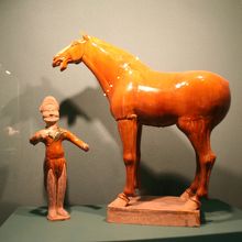 彩色された彫像