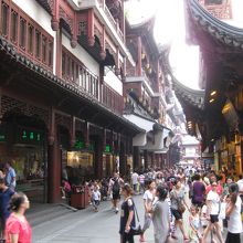 豫園商城はたくさんの人で賑わう☆