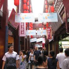 豫園商城はたくさんのお店がひしめき合ってます♪