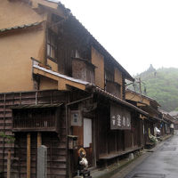 通りに面して置かれている狸の置き物が目印