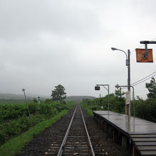 まっすぐに伸びる宗谷本線と木造ホームだけの南幌延駅