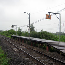 木造ホームの向こう側には道道が並走している