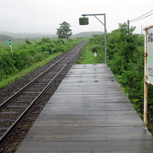木造ホームにはベンチすらない