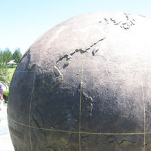 モニュメントの裏側では日本との位置関係も分かります