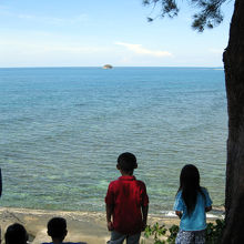最北端の右側には小さな島と灯台が見えます