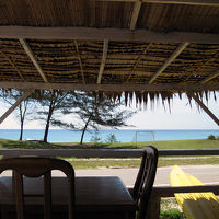 道路を挟んですぐにビーチがあります