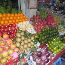 市場に隣接している果物店