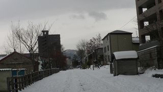 旧手宮線跡(きゅうてみやせんあと)・・・・・・小樽駅から下っていくと。雪の中に線路が見えました。
