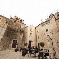 本館のエントランス