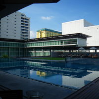 プール。2時過ぎると陰になります