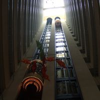 吹き抜けのエレベーター