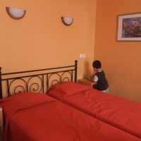 ベッドは小さめ