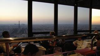 パリを一望できるレストラン