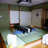 畳に布団敷・ベッド、希望の方で。布団は敷いて貰えます。