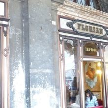 入り口には、「TEA-ROOM」と書いてあります。