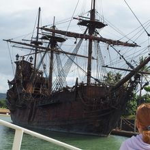 『パイレーツ・オブ・カリビアン』のブラックパール号が出現！