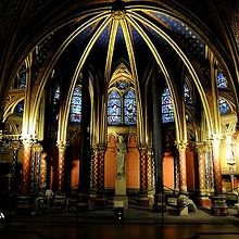 サント・シャペル下層礼拝堂。こちらは重々しいインテリア。