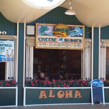 外観はいかにもオールドハワイなイメージ。