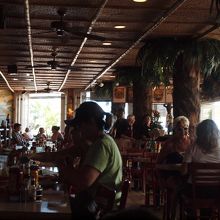 店内は開放的でカジュアル。入りやすいお店です。