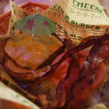 チーズバーガー イン パラダイス。大きいです。