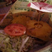 焼きパイナップルが載ったアイランド・チーズ・バーガー。