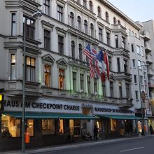 写真中央が博物館の入場口です