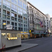 手前はチェックポイント・チャーリーの検問所