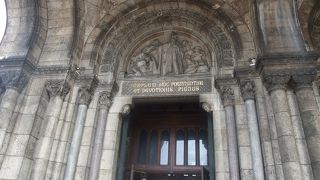 白亜の外観が素敵です。