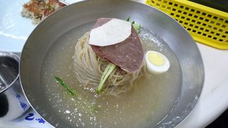 冷麺の行列店です