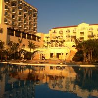 プール側から施設を望む