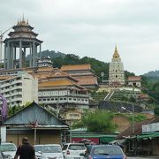 極彩色の仏教寺院