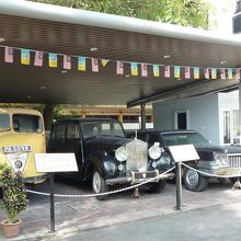 博物館入口前のクラシックカー