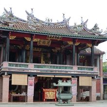 本堂全景。石の彫刻が美しい。