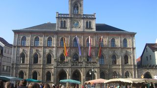 市庁舎前の広場はイベント広場