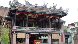 緻密な彫刻が施されたお寺