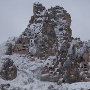 尖った巨大岩の雪景色