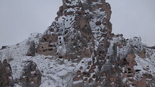 尖った巨大岩の雪景色