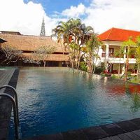 レストランサイドのプール