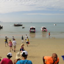 アオナンビーチから船に乗船移動する人たち