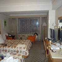 ツインBは窓側にテーブルをはさんで椅子2つ