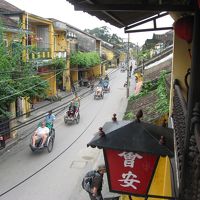 テラスから・・　シクロの集団です。団体旅行ではシクロで観光