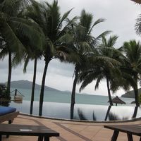 レストランからプールと海がつながって見えます