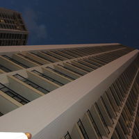 あまりにも有名な8角形のツインタワー