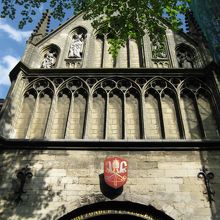 聖母マリア教会の入口