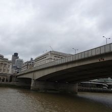 ロンドンブリッジも、陸からじゃ見過ごしそうw