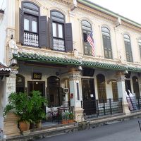 1151の看板が有るのがゲストハウス入口。向こう側が博物館。