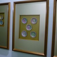 廊下に展示されたペラナカン風の絵皿。