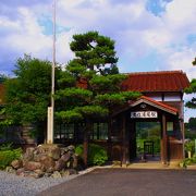 昭和初期の雰囲気を伝え、寅さんシリーズの撮影にも使われた駅