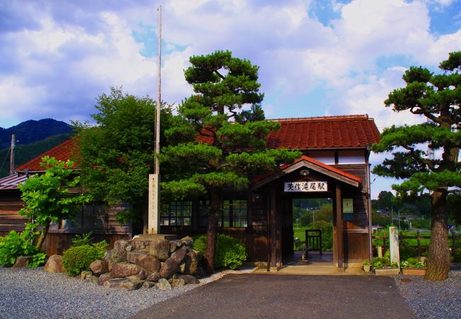 昭和初期の雰囲気を伝え、寅さんシリーズの撮影にも使われた駅