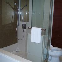 手前がバスタブ、奥がシャワーブース